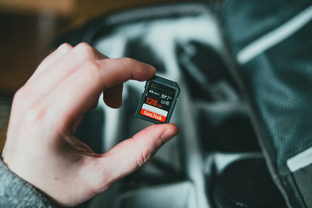 行車記錄器記憶卡的選擇，對錄影品質也很重要 / 圖取自 Unsplash