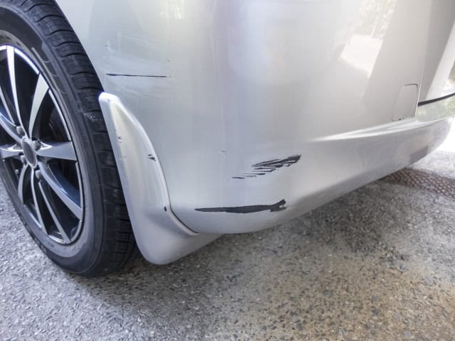 車子被刮怎麼辦？分辨毀損罪與民事賠償的關鍵，確認是否為惡意破壞 / PhotoAC