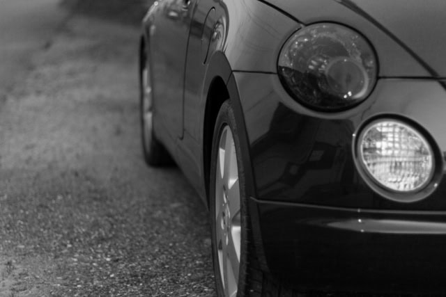 車子被刮和解談判技巧，通知保險公司介入並善用行車記錄器證據。 / PhotoAC