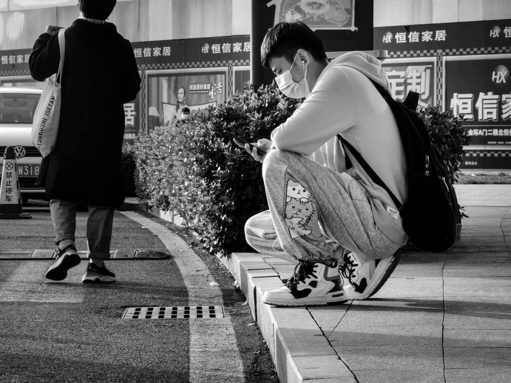 年輕人都會隨時拿起手機記錄所有發生的事件
