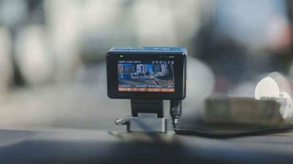 確認行車記錄器有無開始錄製與時間是否正確