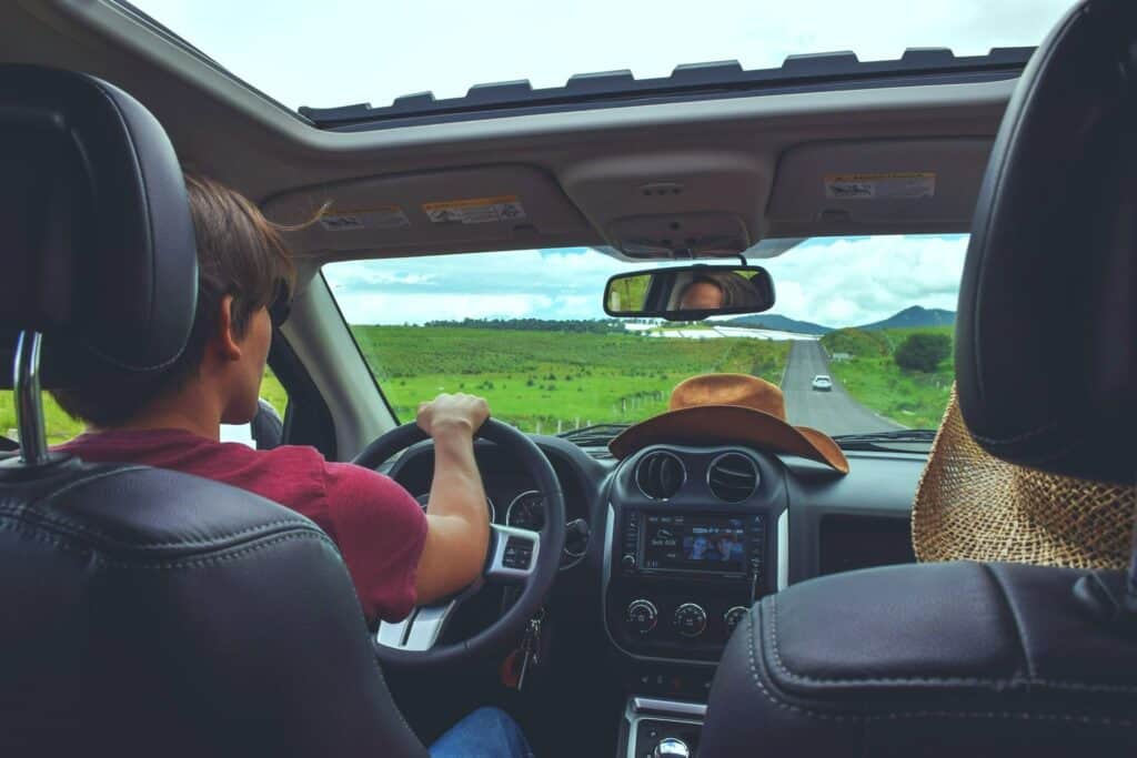 前方道路寬敞，卻遇到故意變換車道或是刻意迫近的車輛，就是惡意逼車
