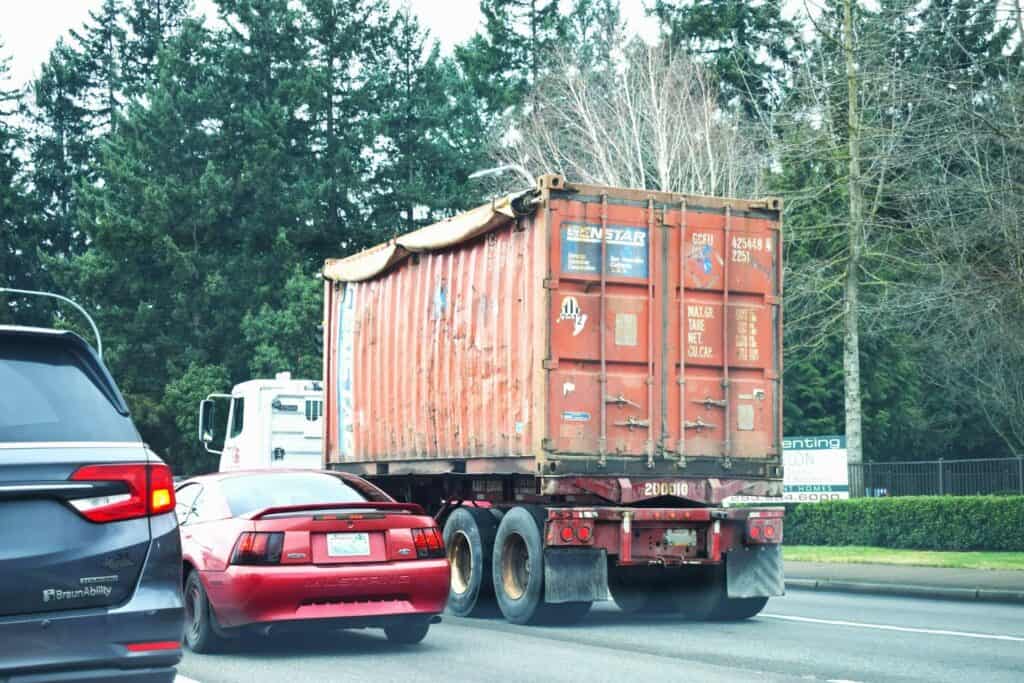 若遇到大車利用體型蓄意壓迫其他車輛的行駛空間，也算是惡意逼車